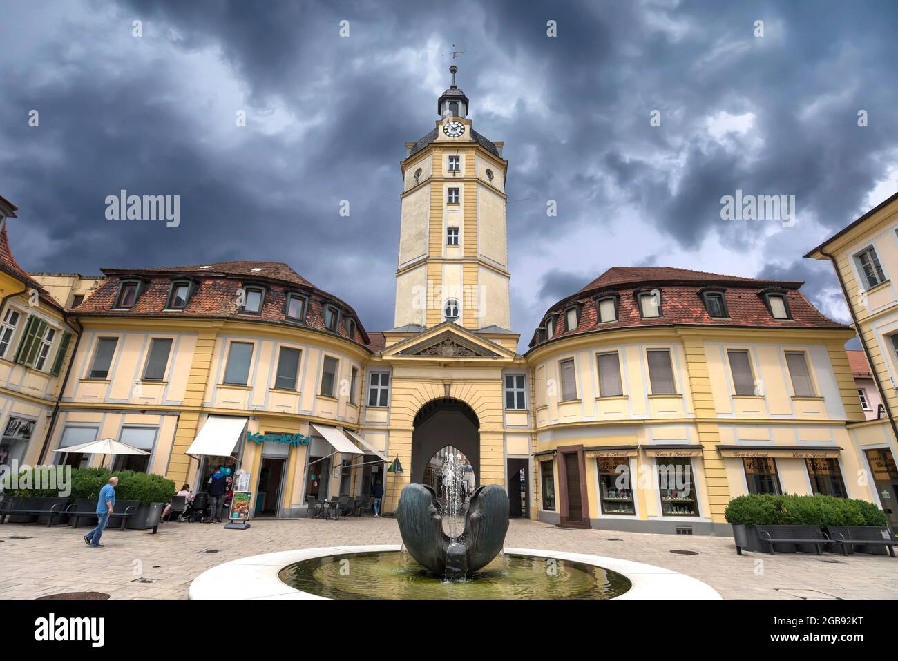 Herrieder Tor, nuovo edificio barocco del 1750, di fronte ad una moderna fontana a forma di sprig, Ansbach, Franconia centrale, Baviera, Germania Foto Stock