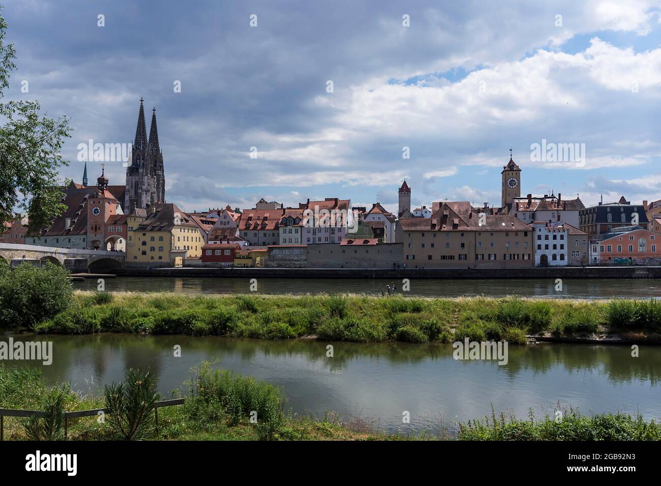 Vista sulla città con la cattedrale di San Pietro, il Danubio di fronte, Ratisbona, Palatinato superiore, Baviera, Germania Foto Stock