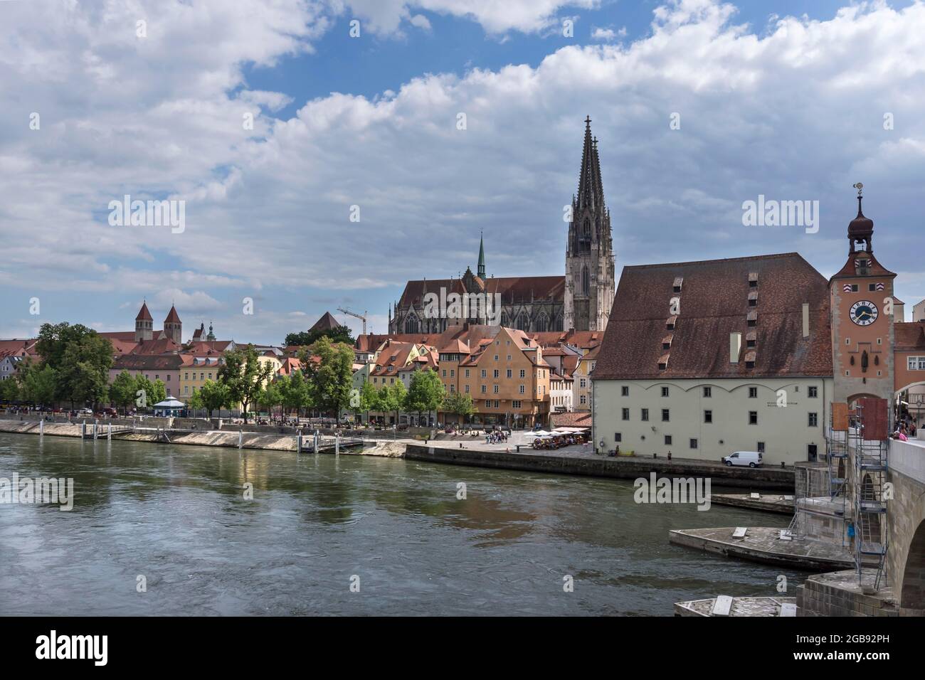 Vista sulla città con la cattedrale di San Pietro, la porta della città e il Salzstadel, di fronte al Danubio, Regensburg, Palatinato superiore, Baviera, Germania Foto Stock