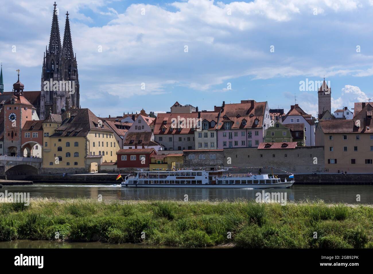 Vista sulla città con la cattedrale di San Pietro, di fronte al Danubio con nave passeggeri, Ratisbona, Palatinato superiore, Baviera, Germania Foto Stock