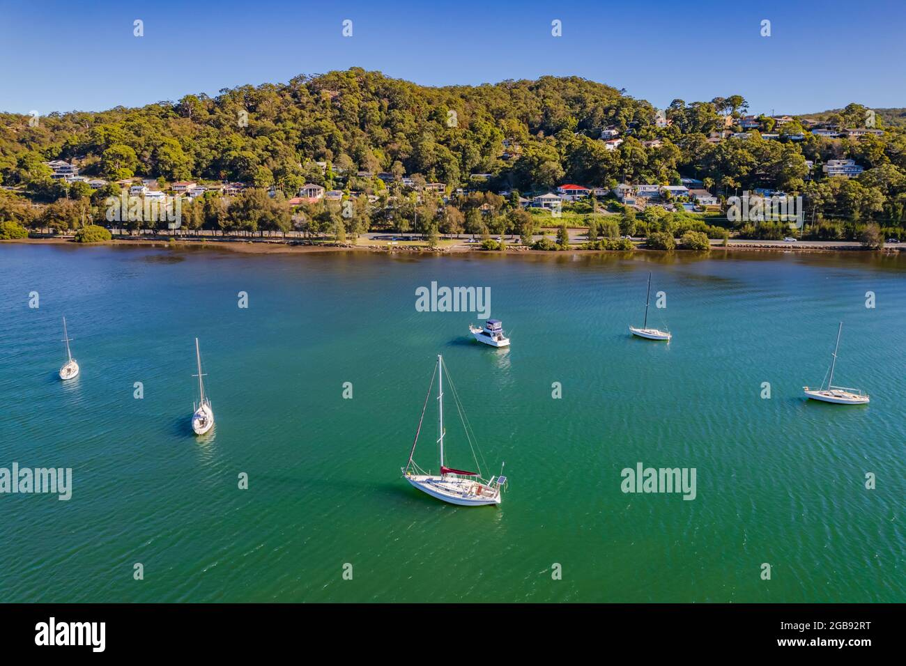 Cielo blu e barche con una leggera brezza al lungomare di Koolewong sulla costa centrale, NSW, Australia. Foto Stock