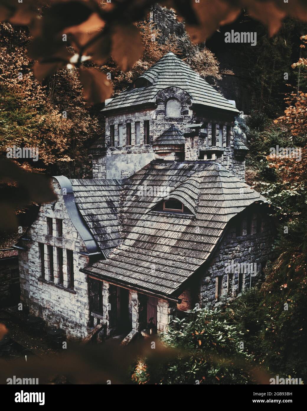 Casa delle streghe in autunno, Old Gasworks, Herrnskretsche a Hrensko in Boemia Svizzera, Repubblica Ceca Foto Stock