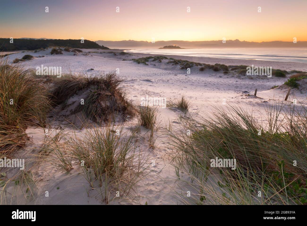 luce del mattino presto dalle dune di sabbia sulla spiaggia Foto Stock