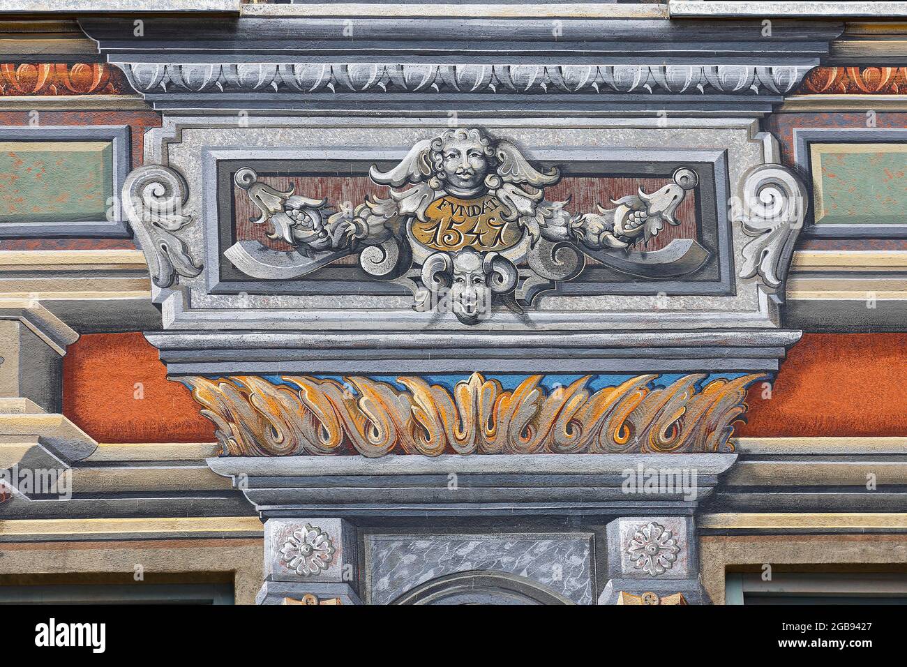 Farmacia storica cittadina, fondata nel 1547, particolare della facciata dipinta, Città Vecchia di Fuessen, strada Romantica, Ostallgaeu, Baviera, Germania Foto Stock