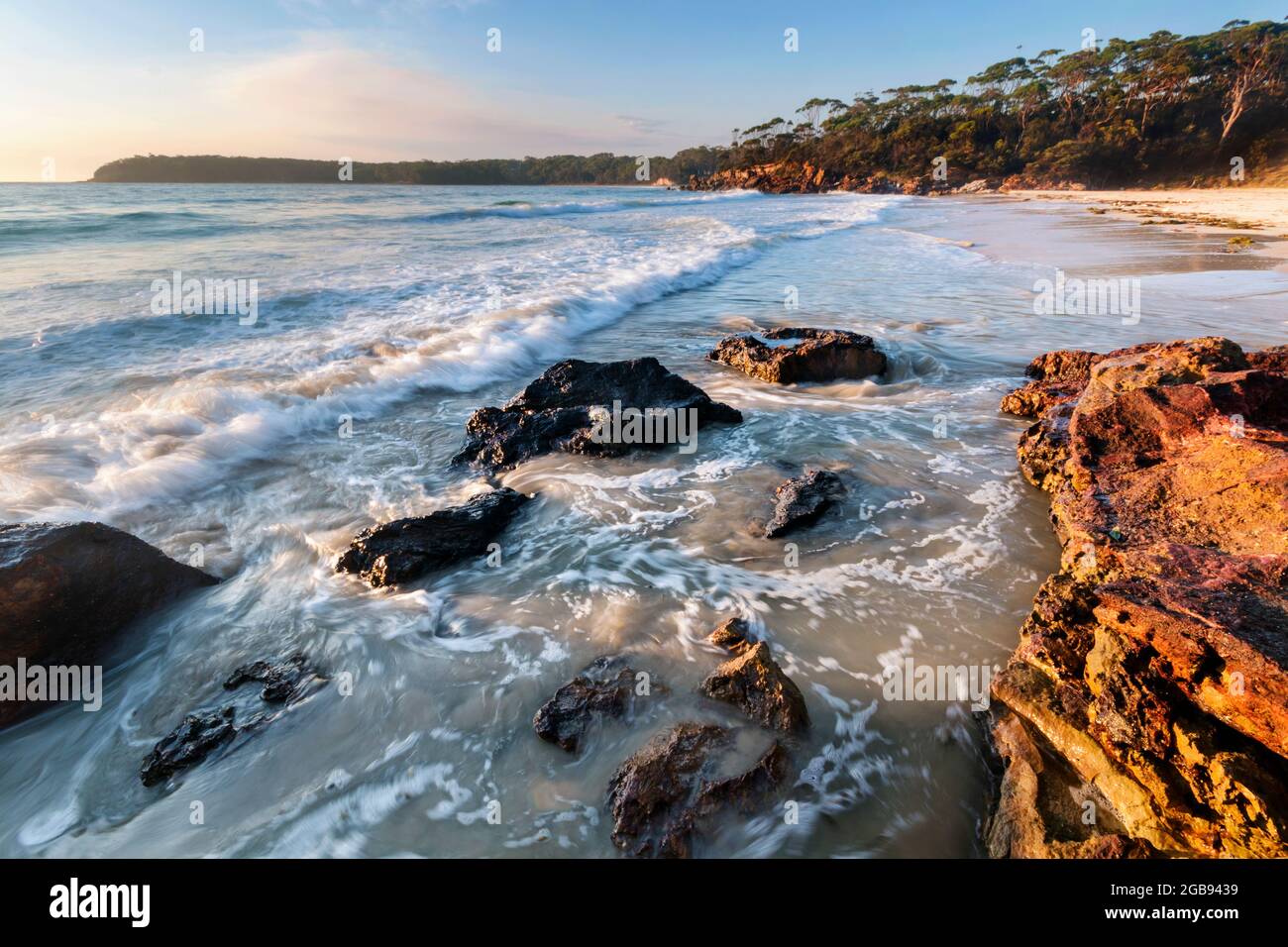 rocce e luce del sole sulla spiaggia in bendalong Foto Stock