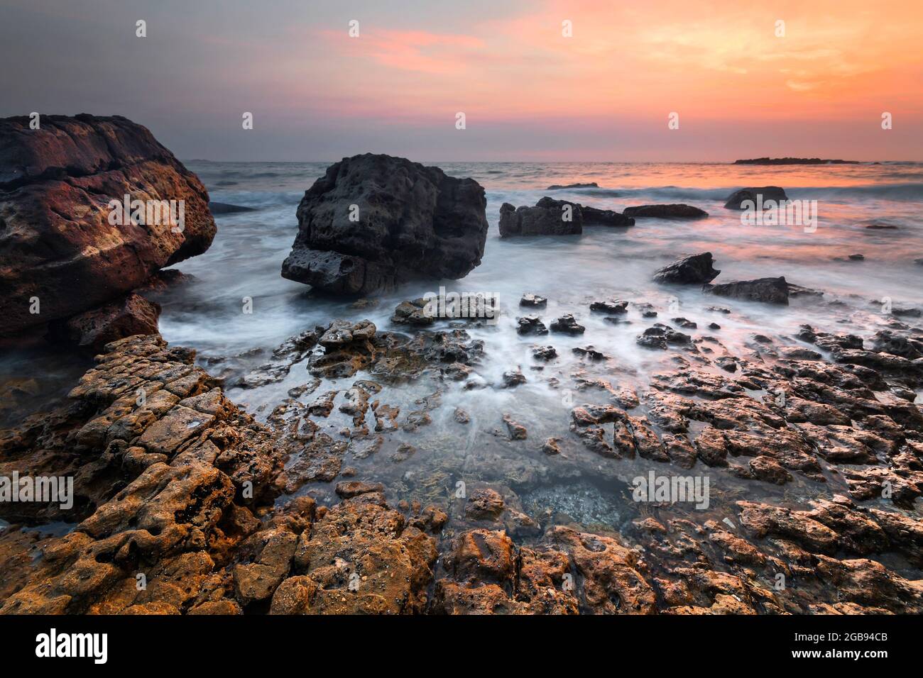 rocce sulla costa all'alba Foto Stock
