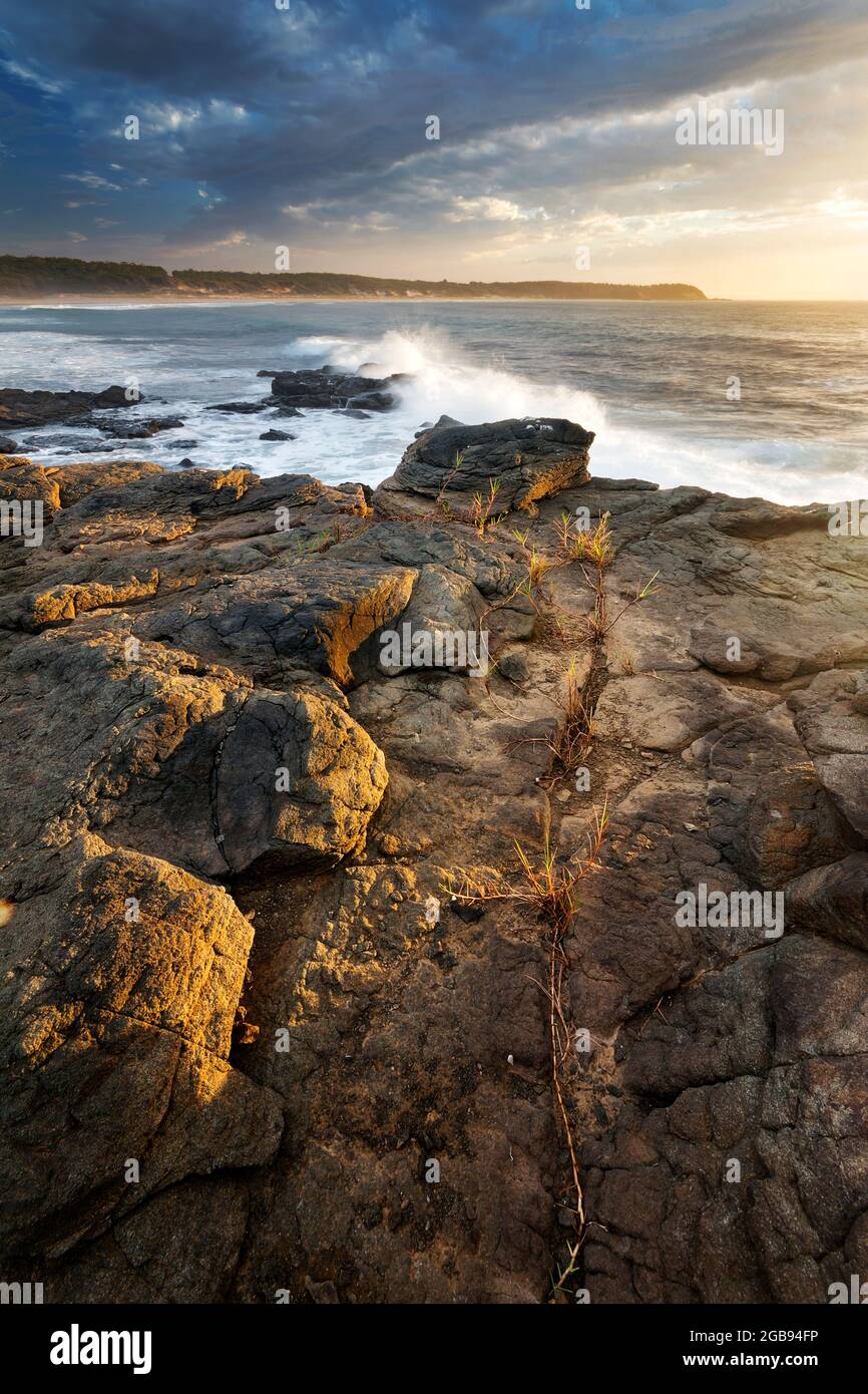 luce su rocce sulla costa Foto Stock