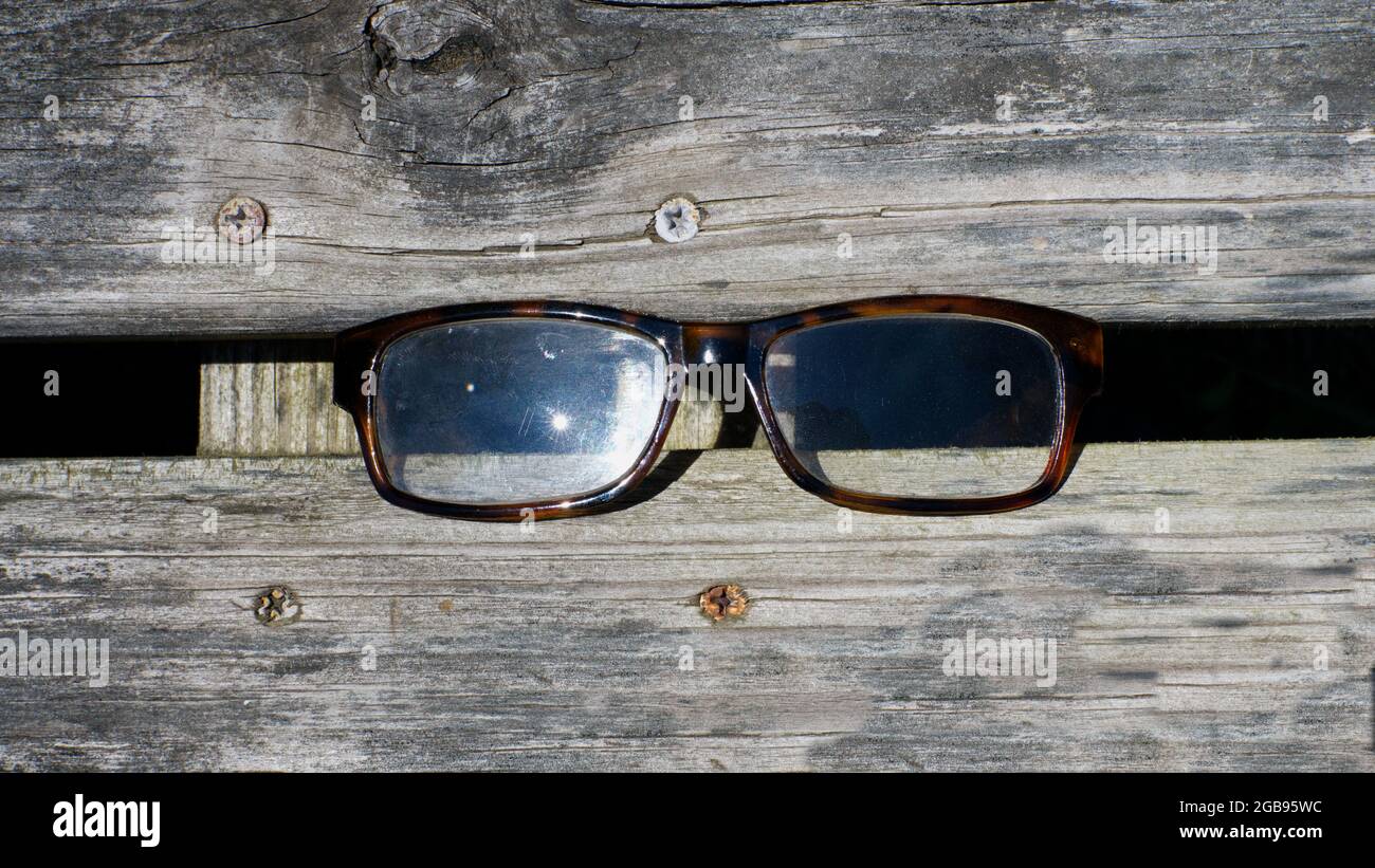 Una vista ad alto angolo di un paio di occhiali su uno sfondo di legno Foto Stock
