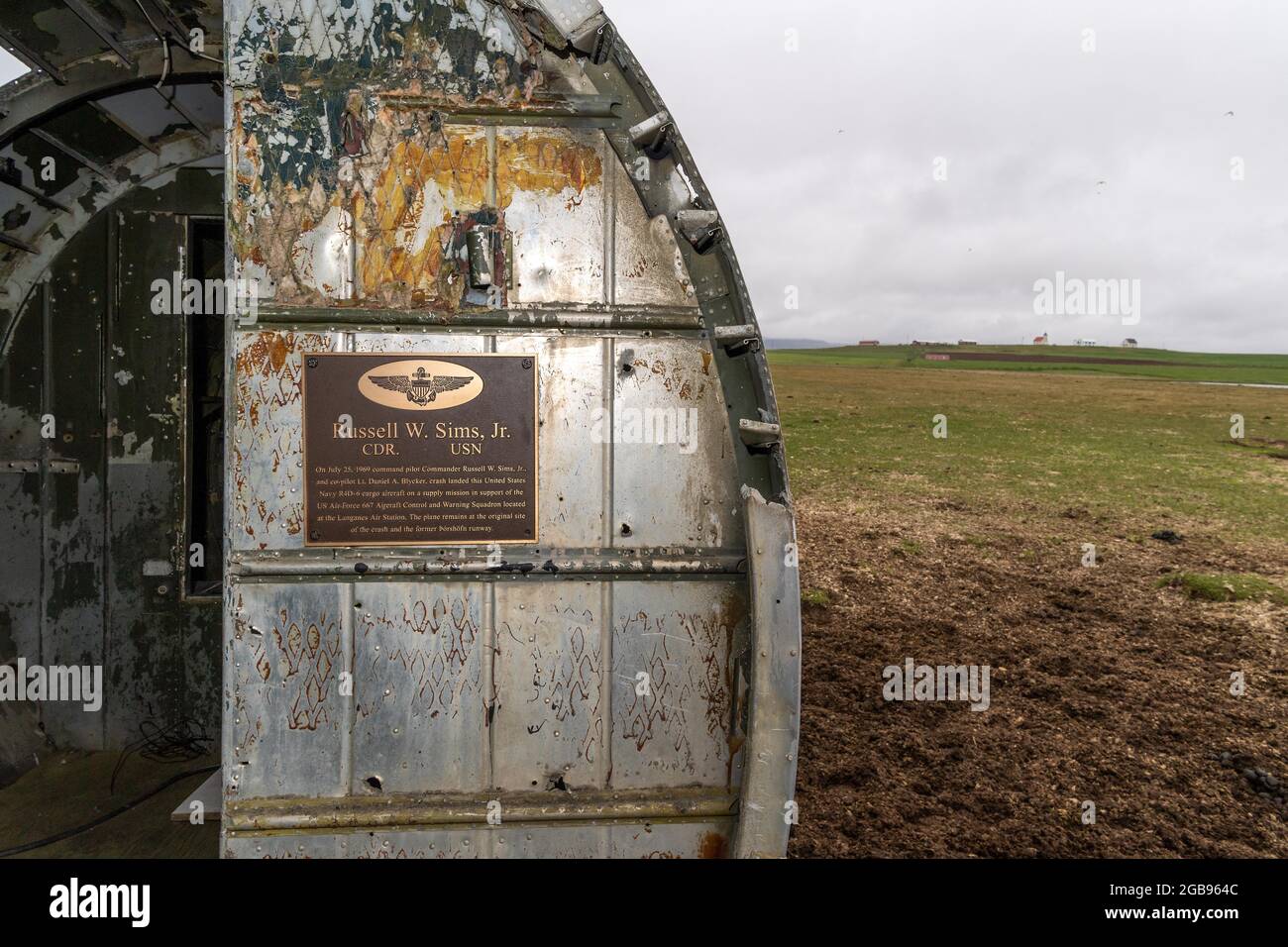 Targa commemorativa, aereo di trasporto dell'aviazione militare americana sbarcato in emergenza Douglas R4D-6 41-50187, vicino a Porshoefn, Sauoanes, Langanes Peninsula Foto Stock