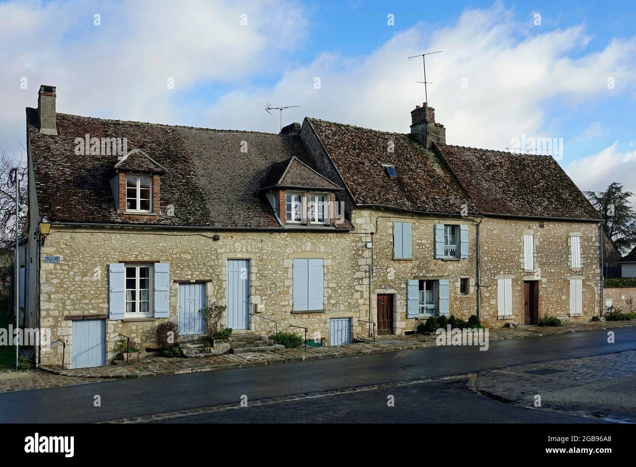 Casa in pietra alla porta della città di Porte de Jouy, città medievale di Provins, patrimonio culturale e naturale dell'UNESCO dal 2001 Foto Stock