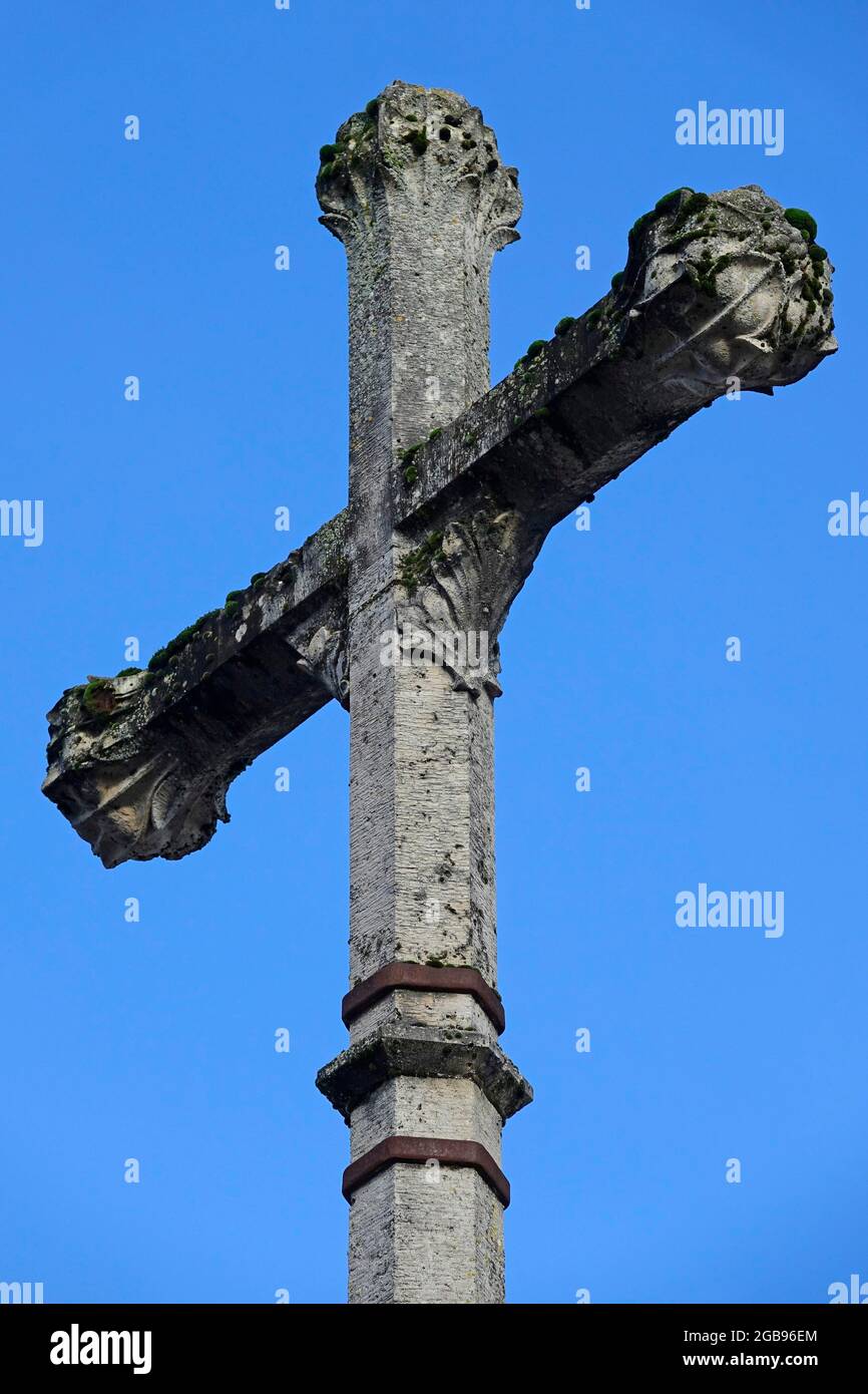 Croce di pietra sulla Place du Chatel, città medievale di Provins, sulla lista UNESCO patrimonio culturale e naturale dal 2001, Senna e Marna Foto Stock