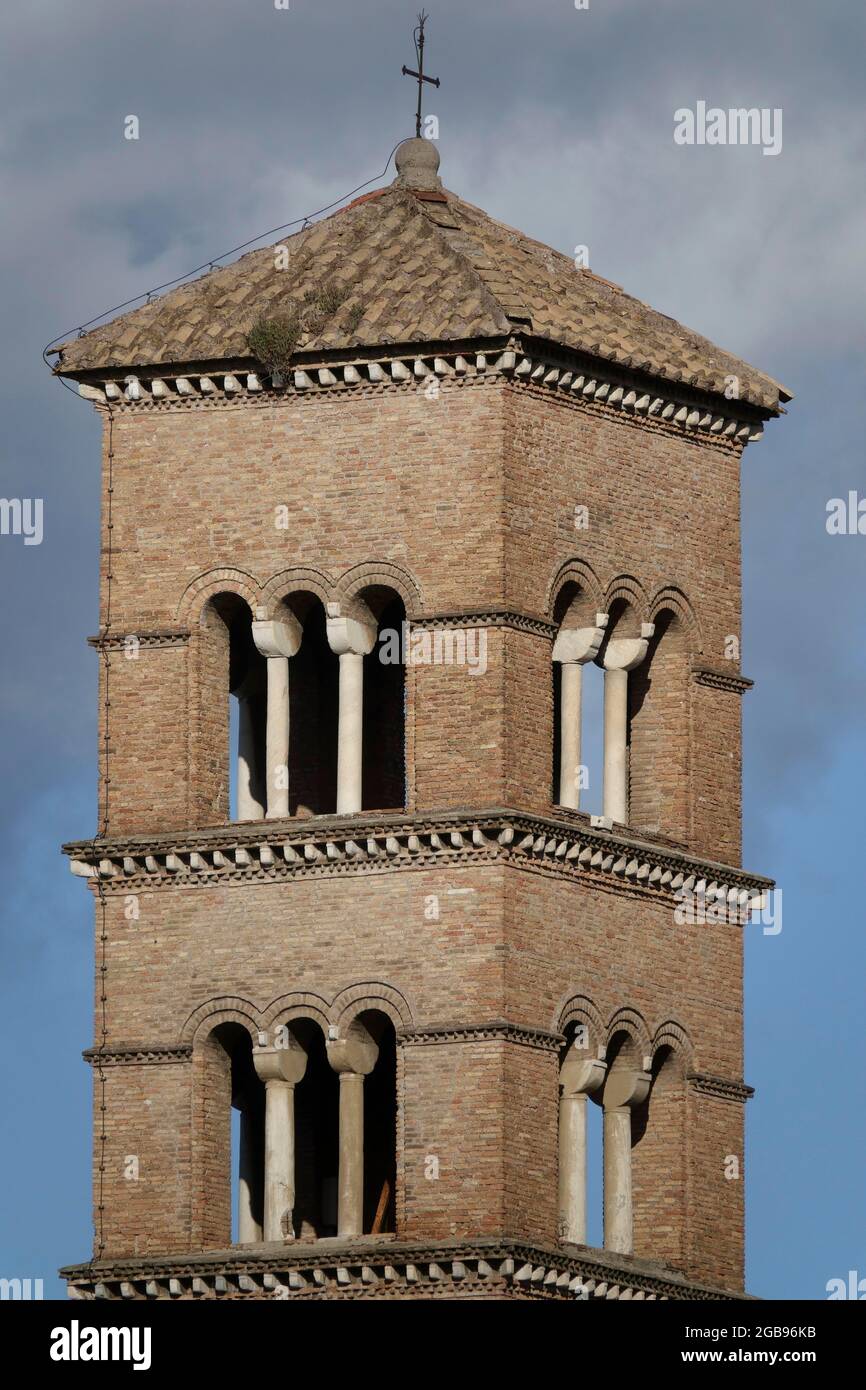 Campanile del convento domenicano di San Sisto Vecchio vicino alle Terme di  Caracalla, Roma, Lazio, Italia Foto stock - Alamy