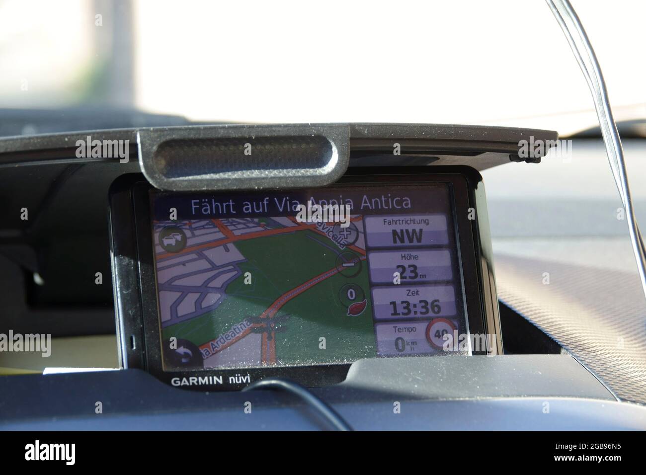 Dispositivo di navigazione Garmin in auto in Via Appia Antica, Roma, Lazio,  Italia Foto stock - Alamy