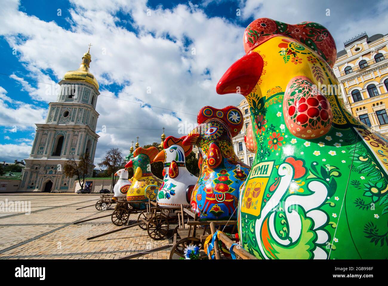 Uova di pasqua giganti su ruote in piazza Sofiskaya a Kiev o capitale di Kiev dell'Ucraina Foto Stock