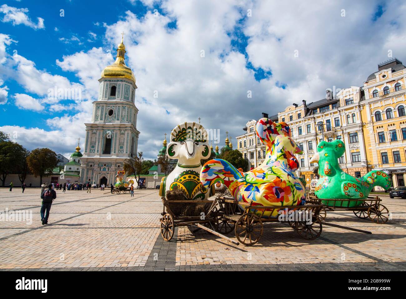 Uova di pasqua giganti su ruote in piazza Sofiskaya a Kiev o capitale di Kiev dell'Ucraina Foto Stock