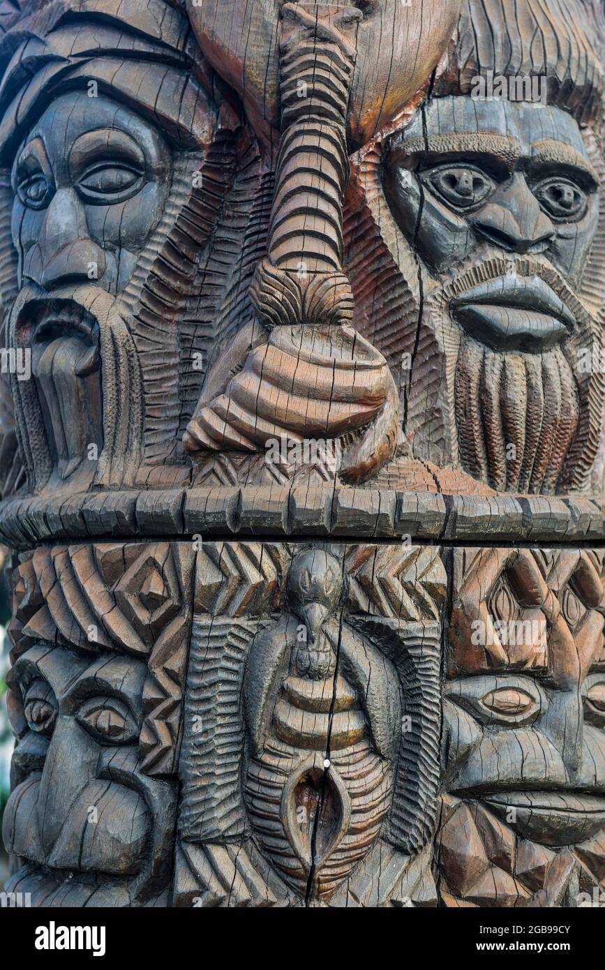 Statue in legno intagliate a mano nel centro di Noumea, Nuova Caledonia Foto Stock
