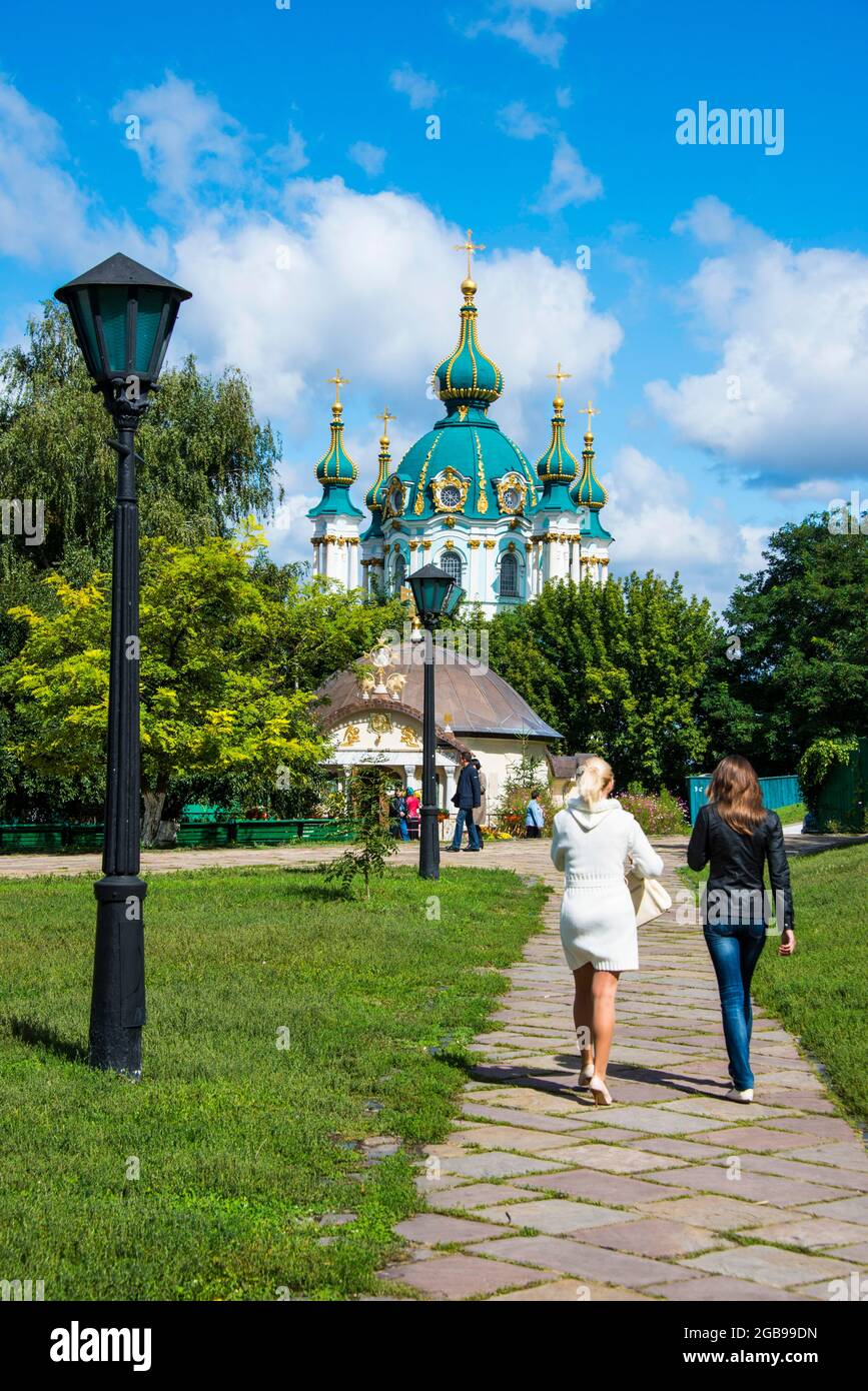 Piccola cappella prima della chiesa di St. Andrews, Kiev o capitale di Kiev dell'Ucraina Foto Stock