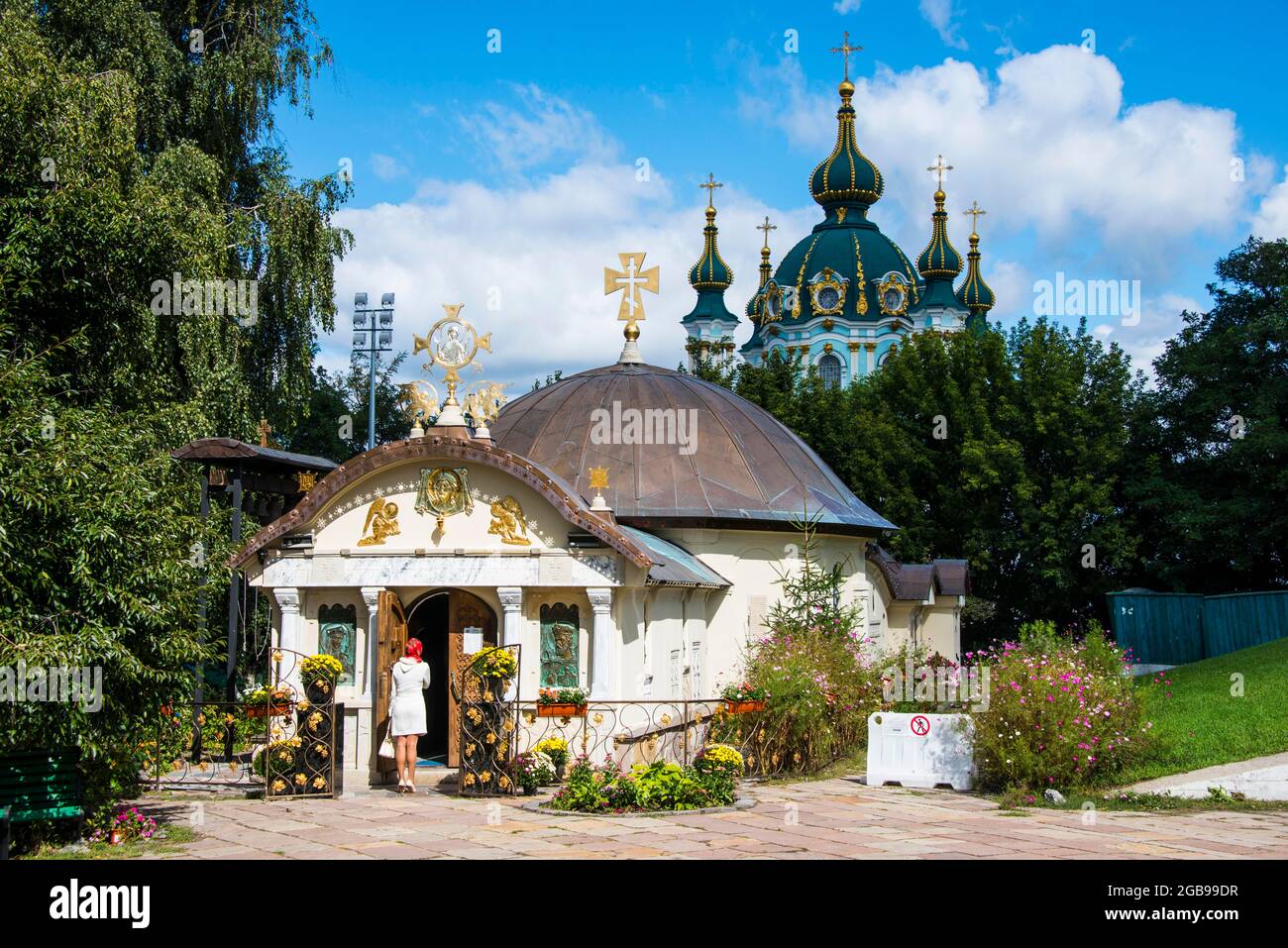 Piccola cappella prima della chiesa di St. Andrews, Kiev o capitale di Kiev dell'Ucraina Foto Stock