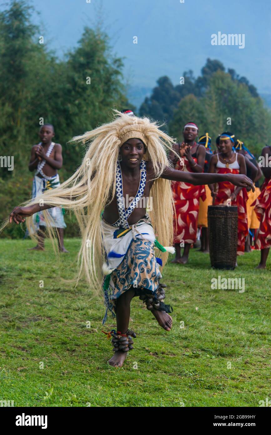 Cerimonia di ex cacciatori di frodo, nel Parco nazionale di Virunga, Ruanda, Africa Foto Stock