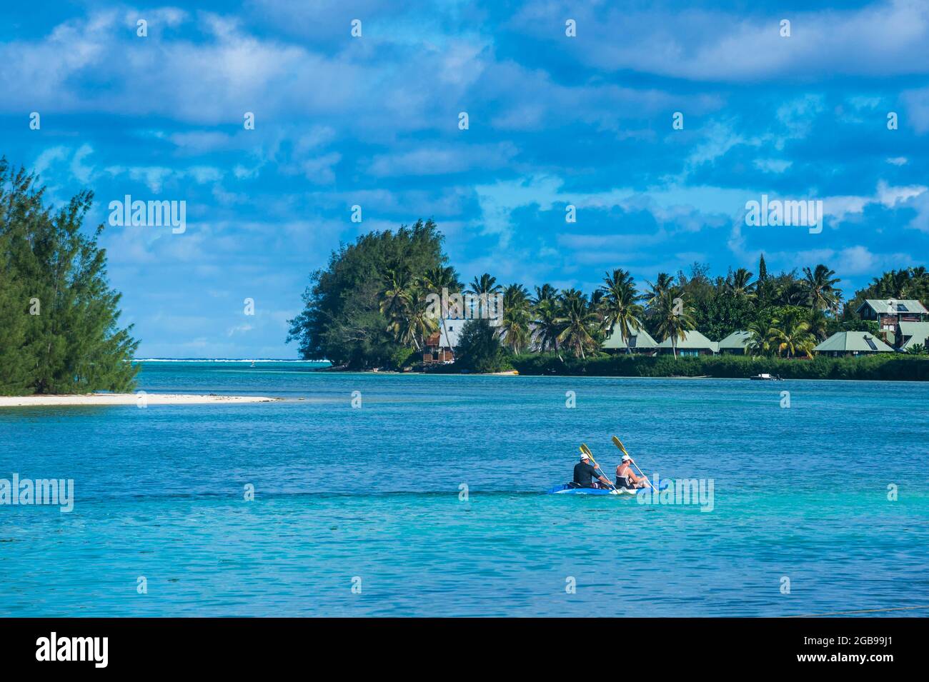 Coppia kayak nelle acque della spiaggia di muri, Rarotonga, Rarotonga e le isole Cook Foto Stock