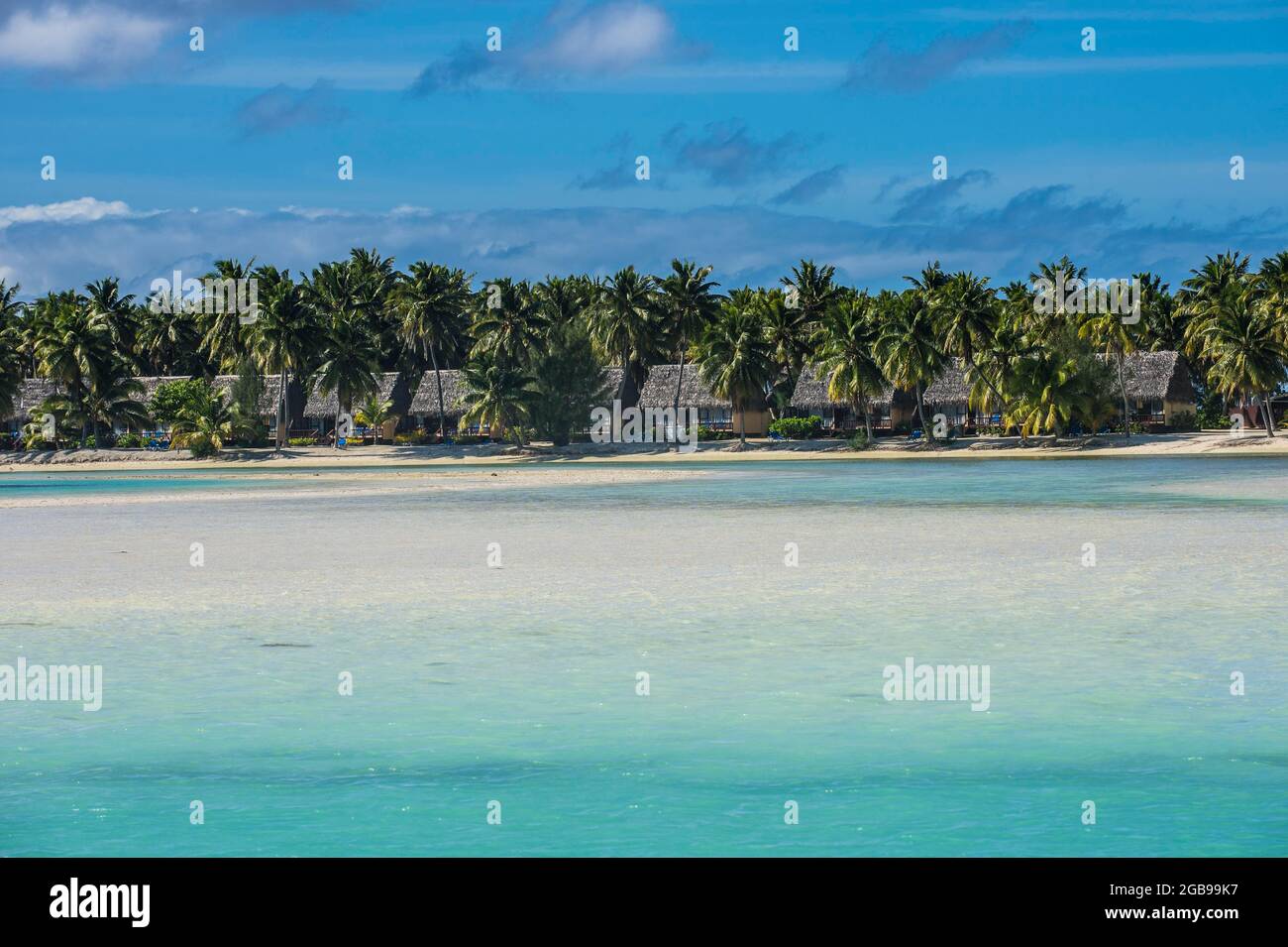 Capanne tradizionali nella laguna di Aitutaki, Rarotonga e le isole Cook Foto Stock