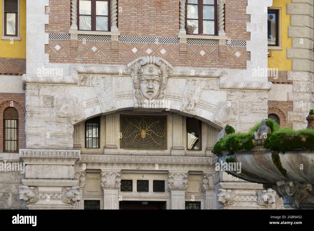 Palazzo del Ragno Spider Palace in Piazza Mincio Mincio nel quartiere Coppede, in stile Art Nouveau, costruito dall'architetto Gino Foto Stock