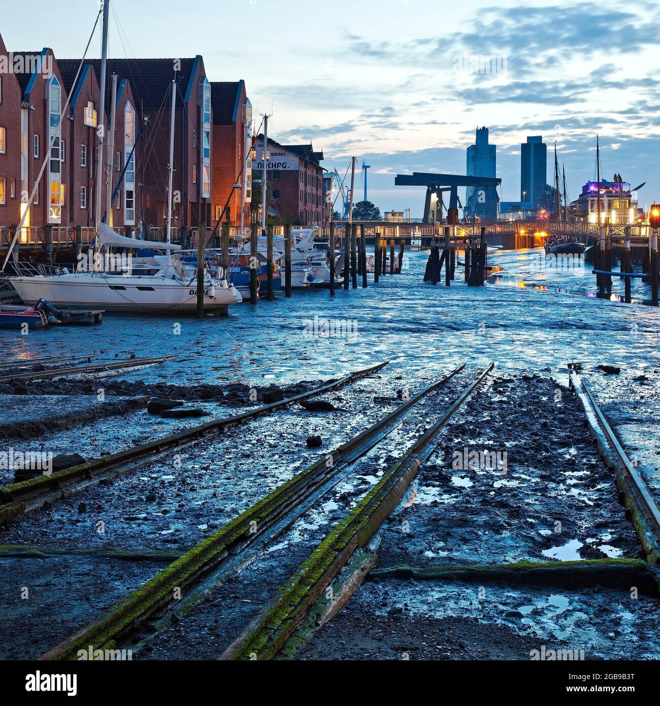 Porto di Husum, porto interno con scivoli, porto marea alla bassa marea di sera, porto cittadino, Husum, Frisia settentrionale, Schleswig-Holstein Foto Stock