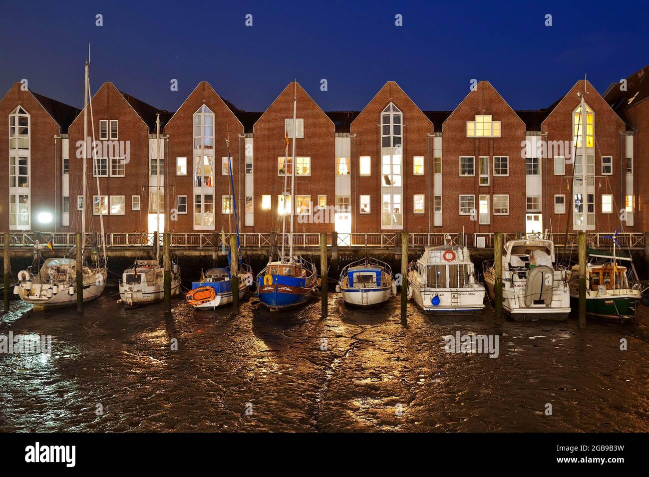 Porto di Husum, porto di marea alla bassa marea di sera, porto interno, porto cittadino, Husum, Frisia settentrionale, Schleswig-Holstein, Germania Foto Stock