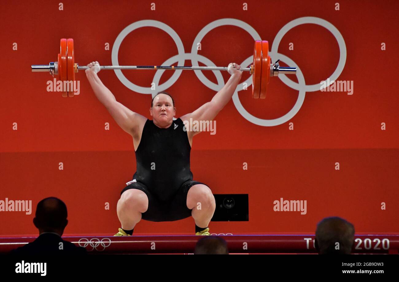 Tokyo, Giappone. 02 agosto 2021. Il Laurel Hubbard della Nuova Zelanda compete durante le Olimpiadi di Tokyo il sollevamento pesi delle donne di 87kg al Forum Internazionale di Tokyo, Giappone, lunedì 2 agosto 2021. Hubbard divenne la prima donna transgender ​out a competere alle Olimpiadi. Foto di Keizo Mori/UPI Credit: UPI/Alamy Live News Foto Stock