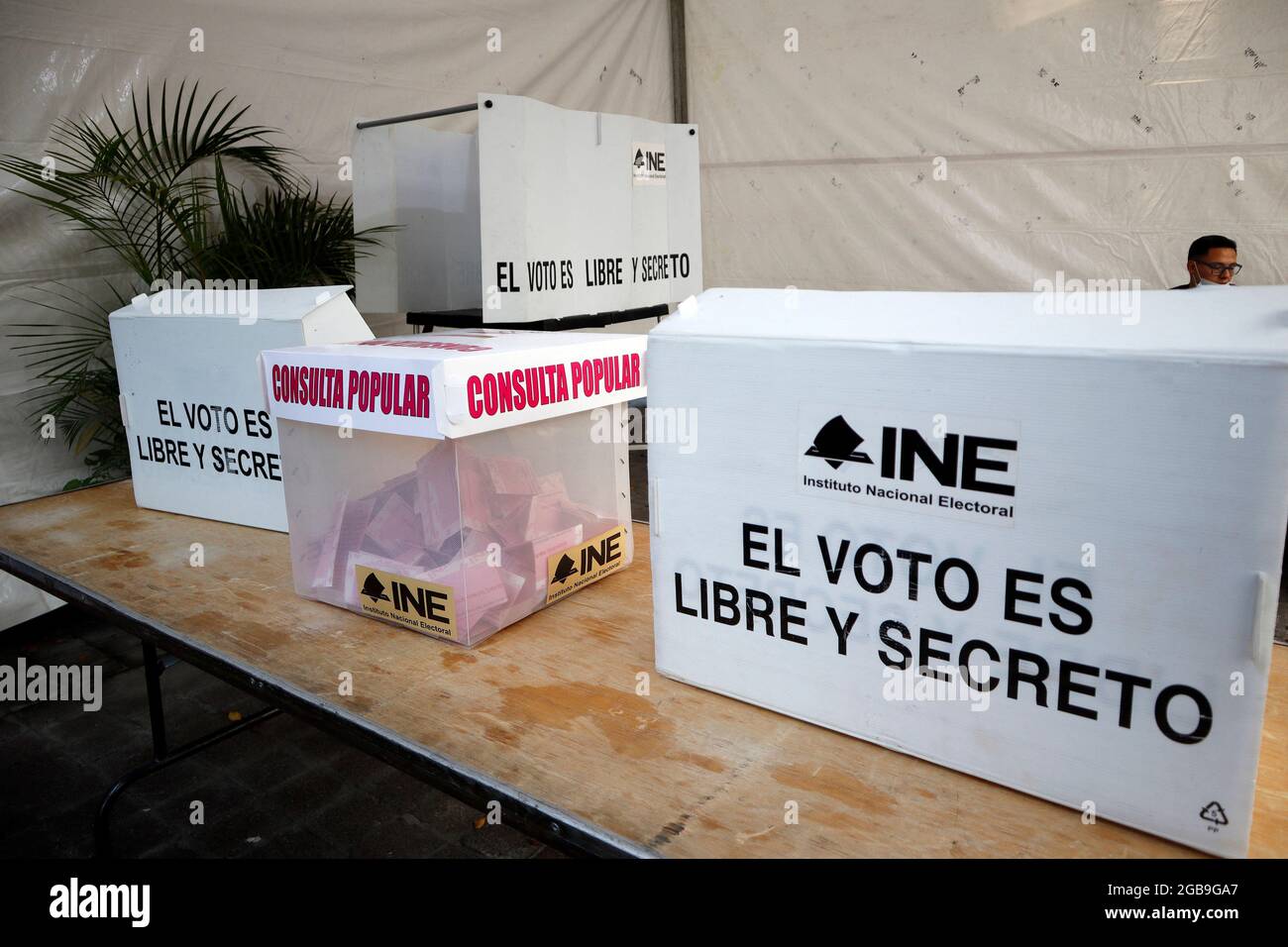 Parere generale del scrutinio con le votazioni, durante la 'consultazione popolare del 2021?, con motivo di consultare i cittadini se gli ex Presidenti del Messico sono sottoposti ad un processo di chiarificazione delle decisioni politiche prese durante il loro governo. Città del Messico, Messico, 1 agosto 2021. Foto di Luis Barron/Eyepix/ABACAPRESS. COM Foto Stock