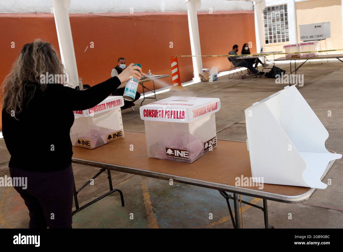 Una persona disinfetta la scatola elettorale, durante la 'consultazione popolare del 2021', con motivo di consultare i cittadini se gli ex Presidenti del Messico sono sottoposti ad un processo di chiarificazione delle decisioni politiche prese durante il loro governo. Città del Messico, Messico, 1 agosto 2021. Foto di Luis Barron/Eyepix/ABACAPRESS.COM Foto Stock