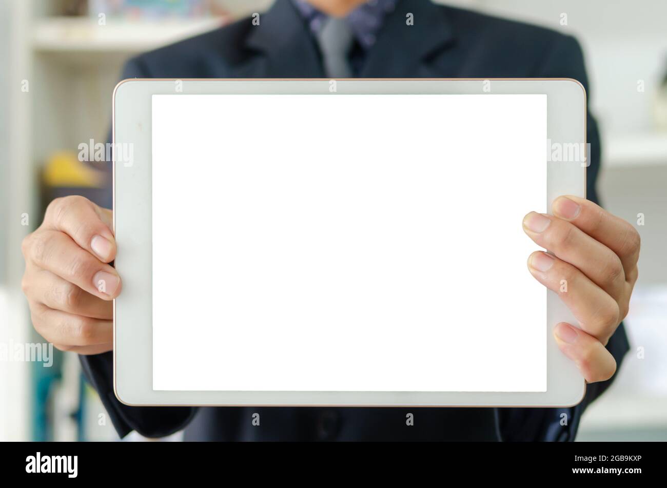 Uomo d'affari che tiene un tablet bianco touch screen. Usato per