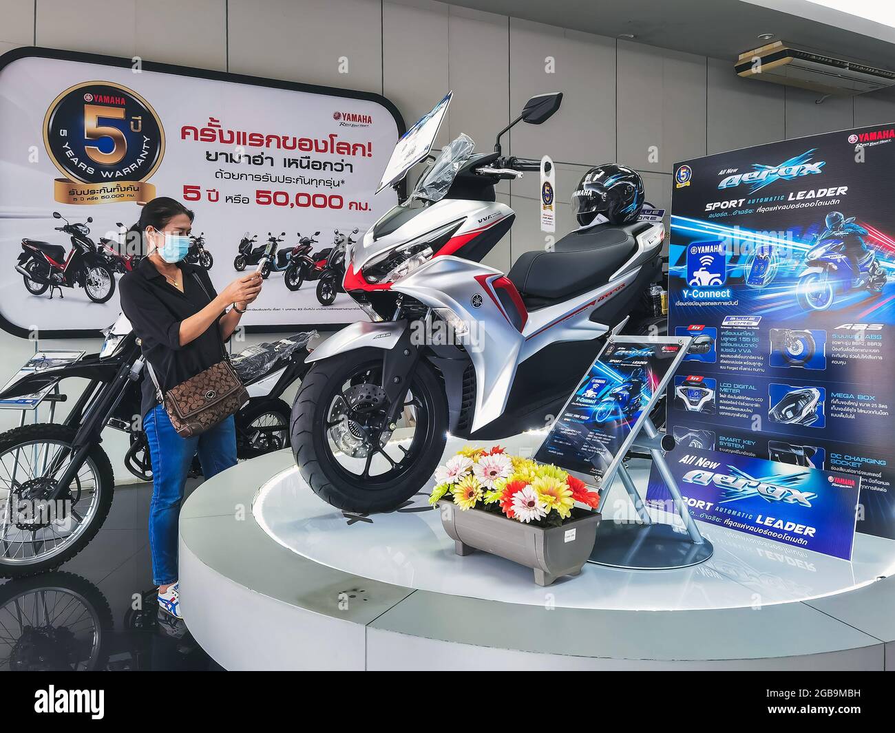 KANCHANABURI, TAILANDIA -10 GIUGNO 2021 : Speciale motocicli e accessori  Yamaha nuovi scontati in vendita presso il negozio di moto Yamaha a Tha  Muang dist Foto stock - Alamy
