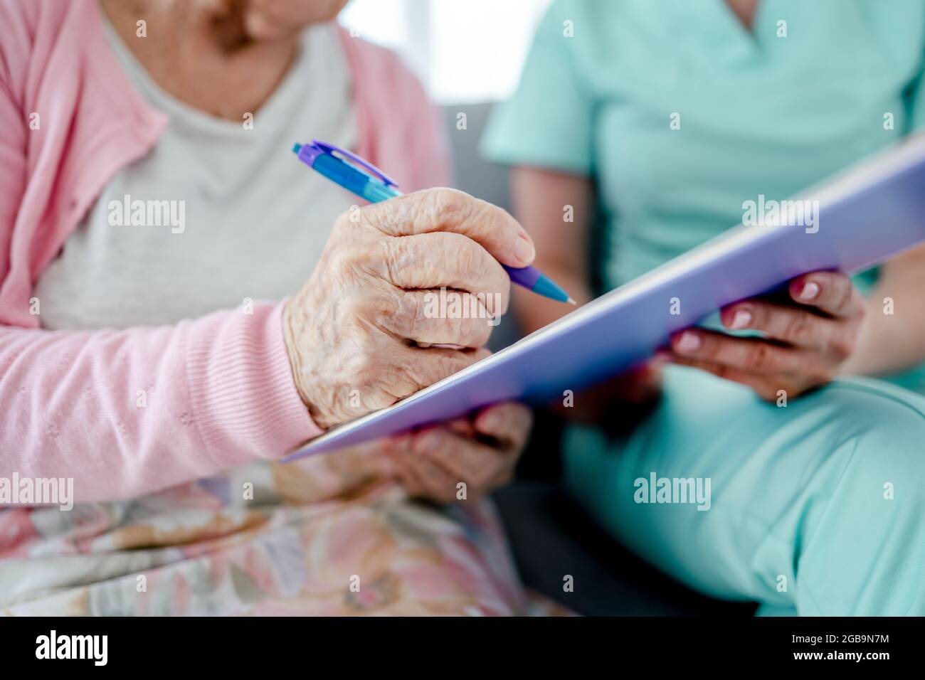 Donna anziana e infermiera Foto Stock