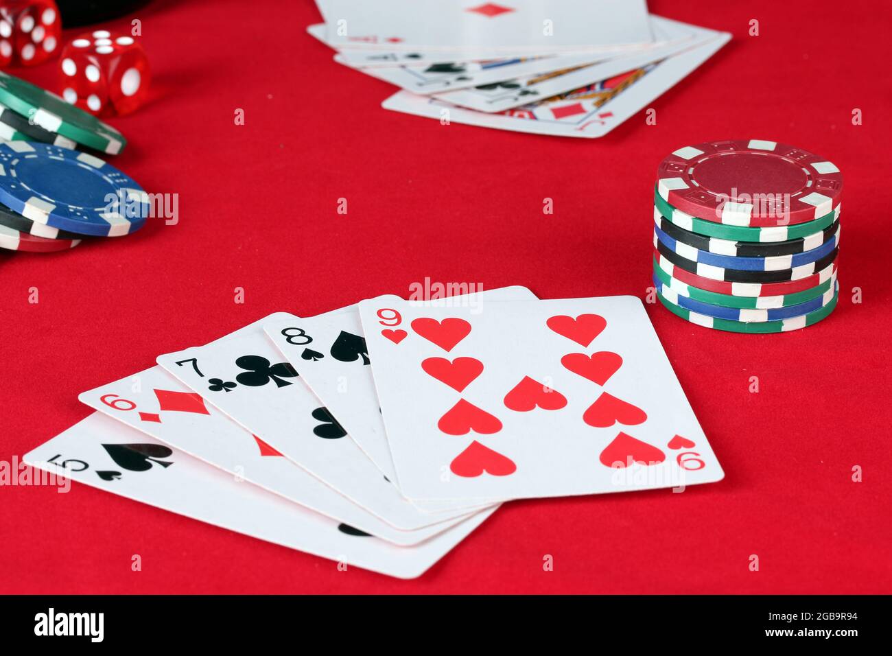 Il rosso tavolo del poker con carte da gioco. La combinazione di tratti  rettilinei Foto stock - Alamy