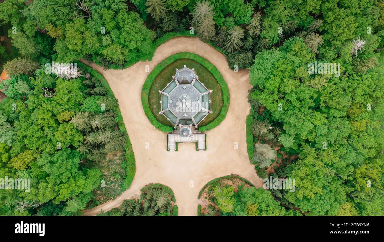 Veduta aerea del drone della Tomba di Schwarzenberg vicino a Trebbon, Repubblica Ceca. Edificio neo-gotico con torre e maestosa scala doppia è circondato da parco Foto Stock
