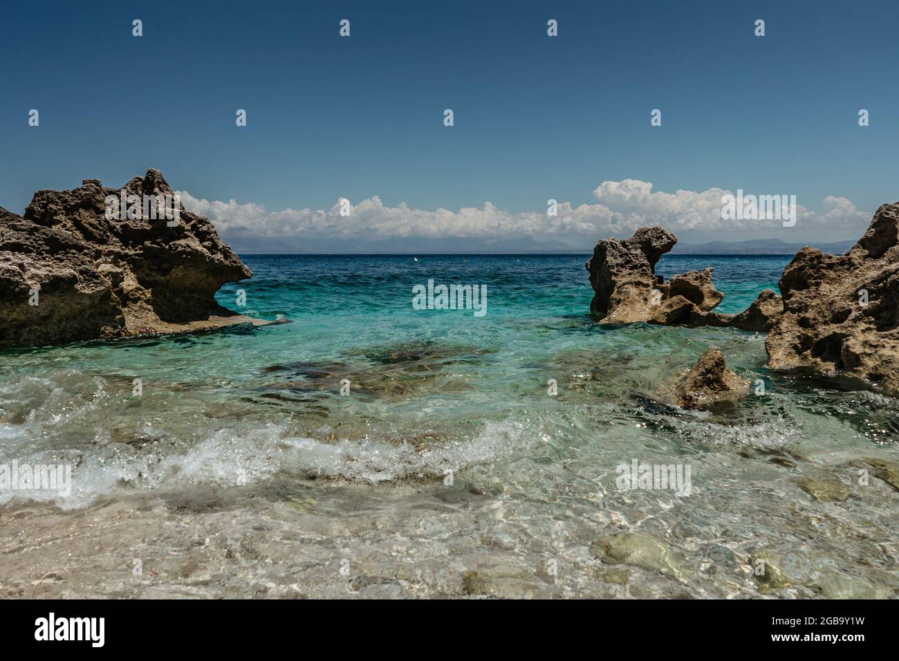 Acque turchesi color smeraldo del Mar Mediterraneo. Vista incredibile di mare calmo, mare roccioso, montagne in background.Holiday viaggio scenario copia spazio Foto Stock