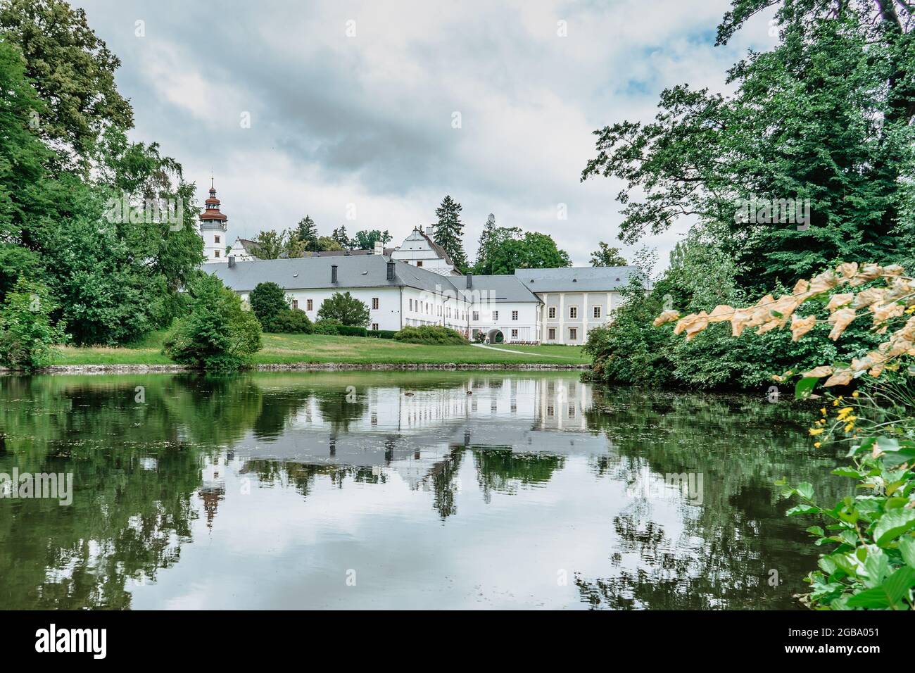 Castello di VELKE Losiny nella città termale ceca, Boemia orientale, montagne di Jeseniky, Repubblica Ceca. Castello rinascimentale romantico con decorazione a graffiti riflessa Foto Stock