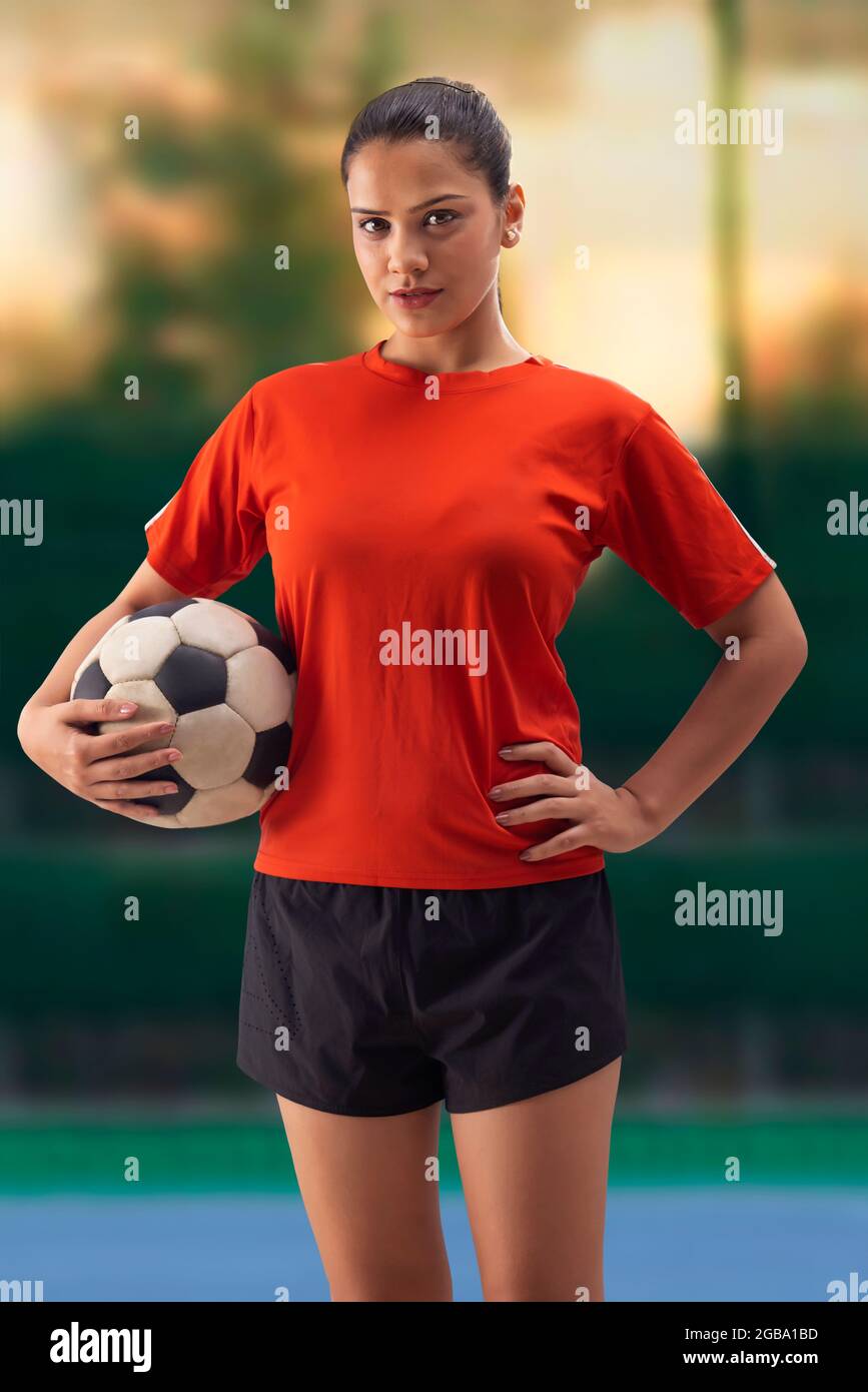 UNA GIOVANE DONNA CALCIATRICE CHE SI PONE DAVANTI ALLA FOTOCAMERA Foto Stock