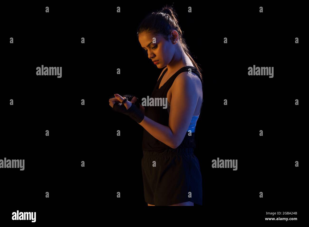 UNA WRESTLER DONNA CHE SI PREPARA PER LA PRATICA Foto Stock