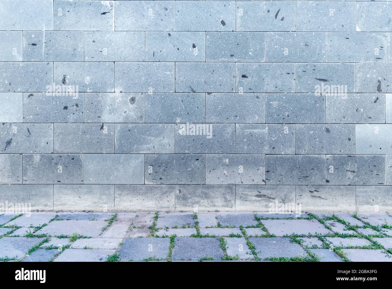 La parete con grigio chiaro, mattoni bianchi e decorazione di marciapiede di ciottoli per sfondo. Foto di alta qualità Foto Stock