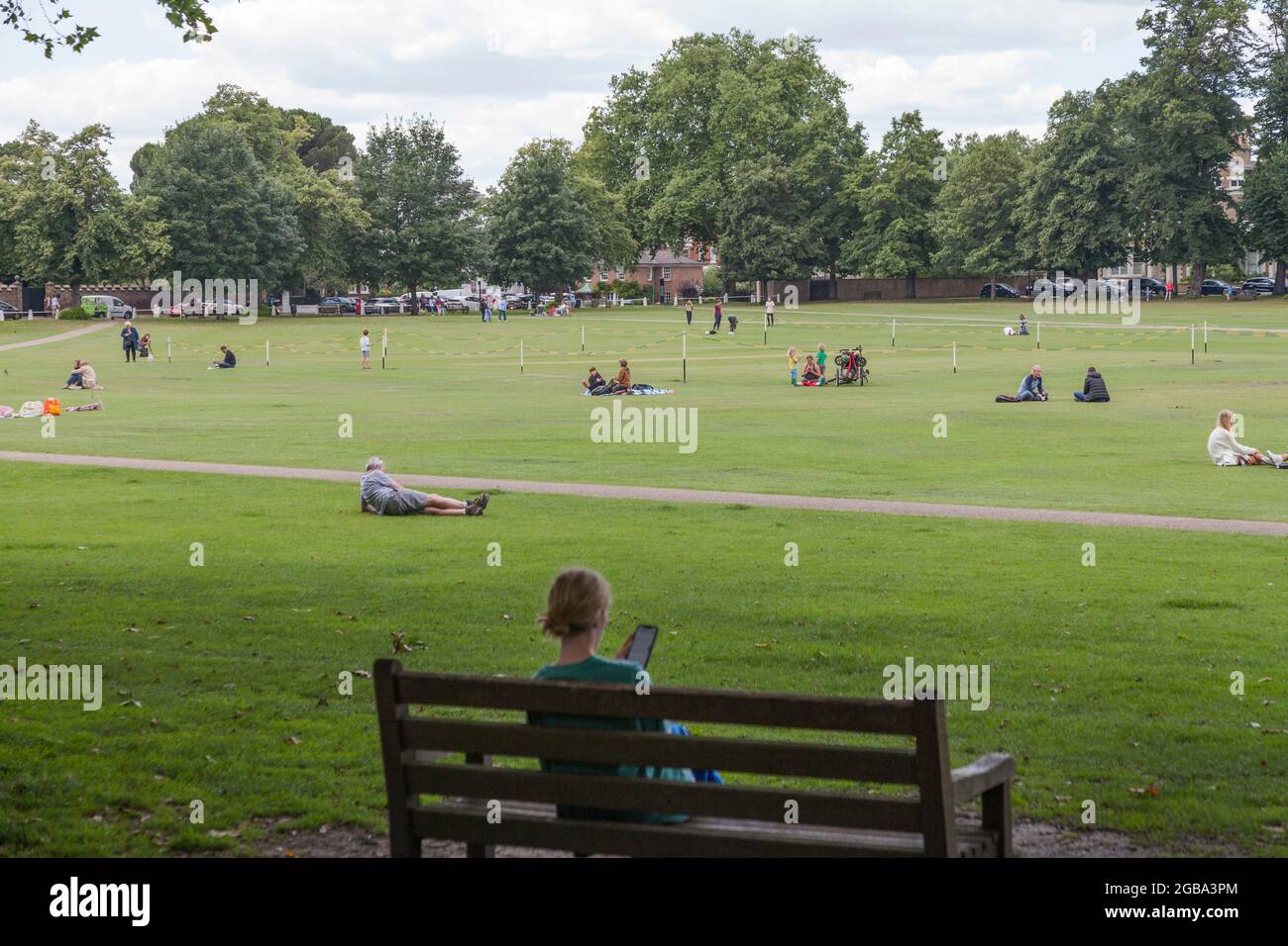 Una scena tranquilla a Richmond Green nel quartiere di Richmond upon Thames, a sud-ovest di Londra, Inghilterra, Regno Unito Foto Stock