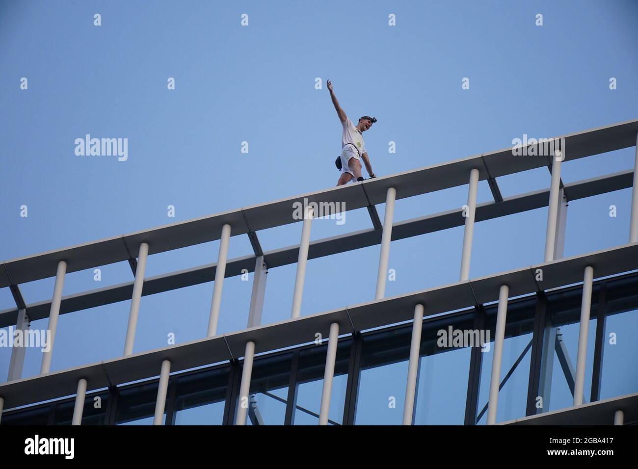 L'arrampicatore free-solista George King cammina lungo la cima dell'edificio della Stratosphere Tower, un edificio a torre residenziale a 36 piani a Stratford, a est di Londra. Data immagine: Martedì 3 agosto 2021. Foto Stock