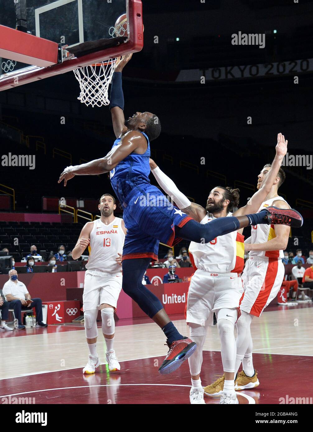 Tokyo, Giappone. 3 agosto 2021. Il Bam Adebayo degli Stati Uniti va per un layout intorno a Marc Gasol (L) e Ricky Rubio (R) della Spagna durante la partita finale di pallacanestro degli uomini alle Olimpiadi di Tokyo 2020, martedì 3 agosto 2021, a Tokyo, Giappone. USA ha vinto 95-81 per avanzare alla semifinale. Foto di Mike Theiler/UPI Credit: UPI/Alamy Live News Foto Stock