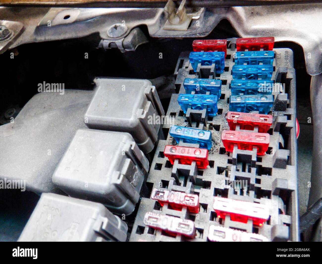 Scatola fusibili per auto colorata e fusibili di protezione multipli. Foto Stock