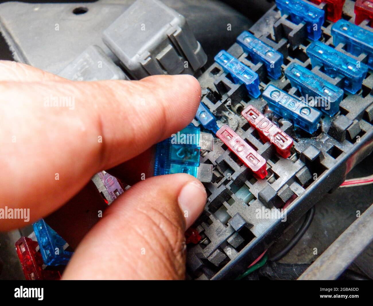 Scatola fusibili per auto colorata e fusibili di protezione multipli. Foto Stock