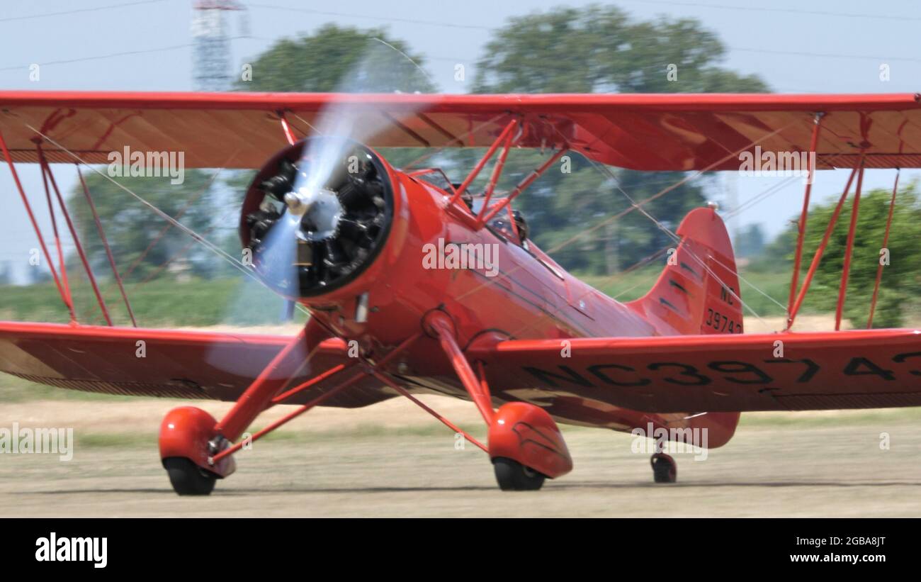 Ferrara Italia GIUGNO, 27, 2021 biplano rosso d'epoca con motore radiale ed elica rotante. UPF7 WACO Foto Stock