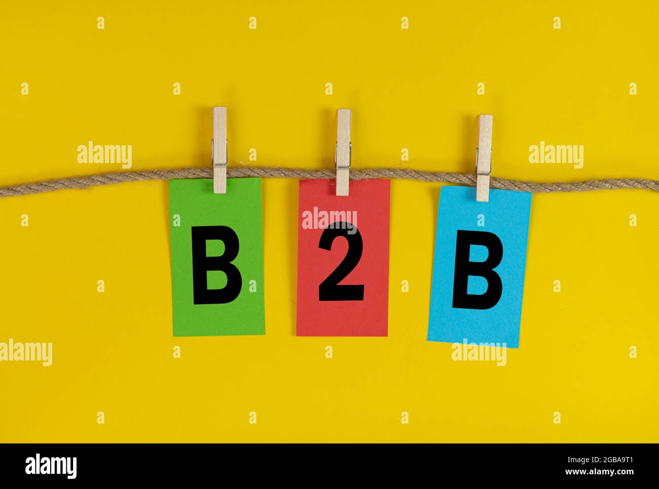 B2B Acronimo di Business to Business Letters (lettere da azienda a azienda) su carta colorata attaccata a una stringa con piedini in tessuto. Foto Stock