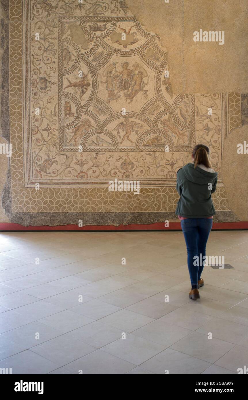 Ecija, Spagna - 21 aprile 2019: Visita giovane donna al Museo Civico di Storia di Ecija, Siviglia, Spagna Foto Stock