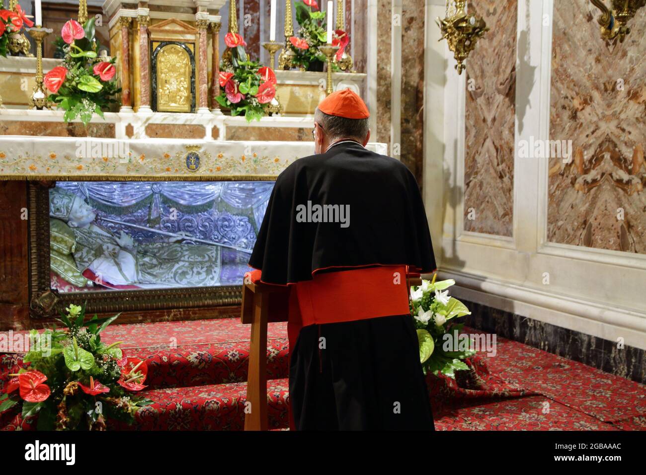 Il Segretario di Stato Vaticano, il Cardinale Pietro Parolin, ha visitato la tomba di Sant'Alfonso Maria dei Liguori, Dottore della Chiesa, i cui resti sono conservati nella Basilica Pontificia omonima. Nel giorno in cui si celebra il Santo patrono della città di Pagani, il giorno in cui il santo ha lasciato la sua vita terrena, il Cardinale Parolin si è fermato in preghiera nella cripta dedicata al Santo e ha poi incontrato i Padri Redentoristi e il Governatore della Regione Campania, Vincenzo De Luca. La sera alle 20:00 Concelebrazione della Santa Messa in Piazza Sant'Alfonso alla presenza dei fedeli Foto Stock